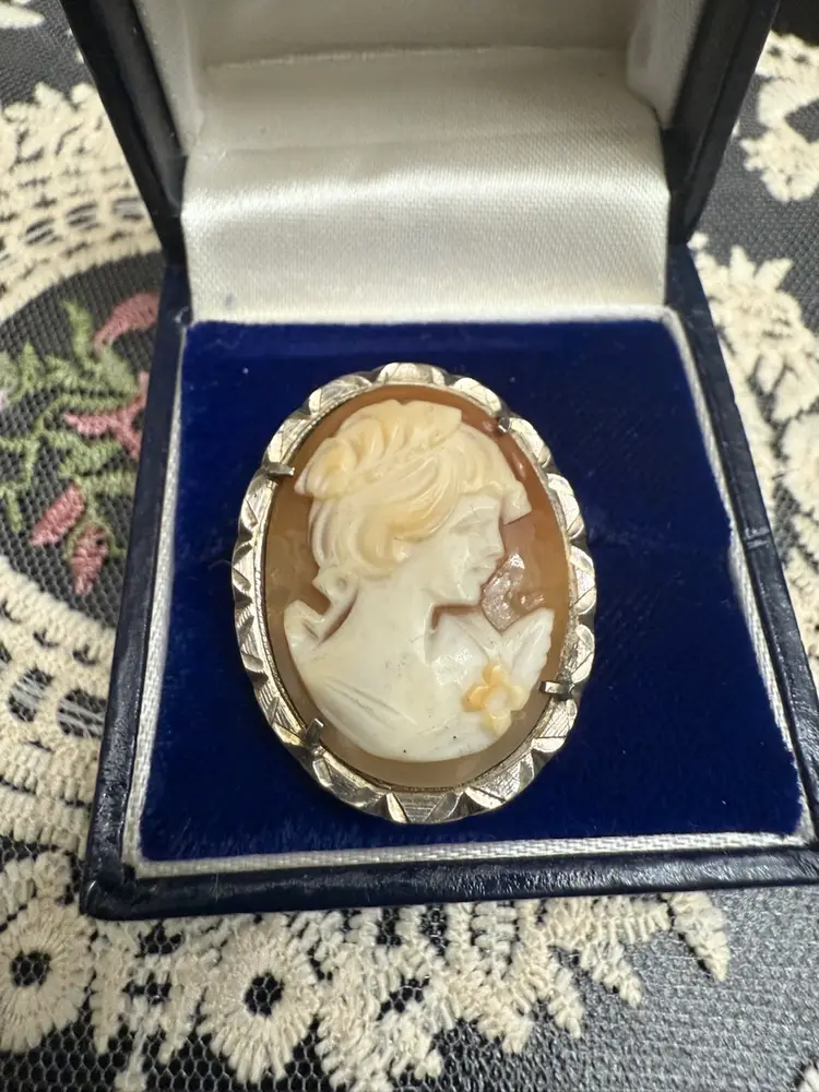 Vintage 925 sterling silver and Shell cameo brooch, or pendant