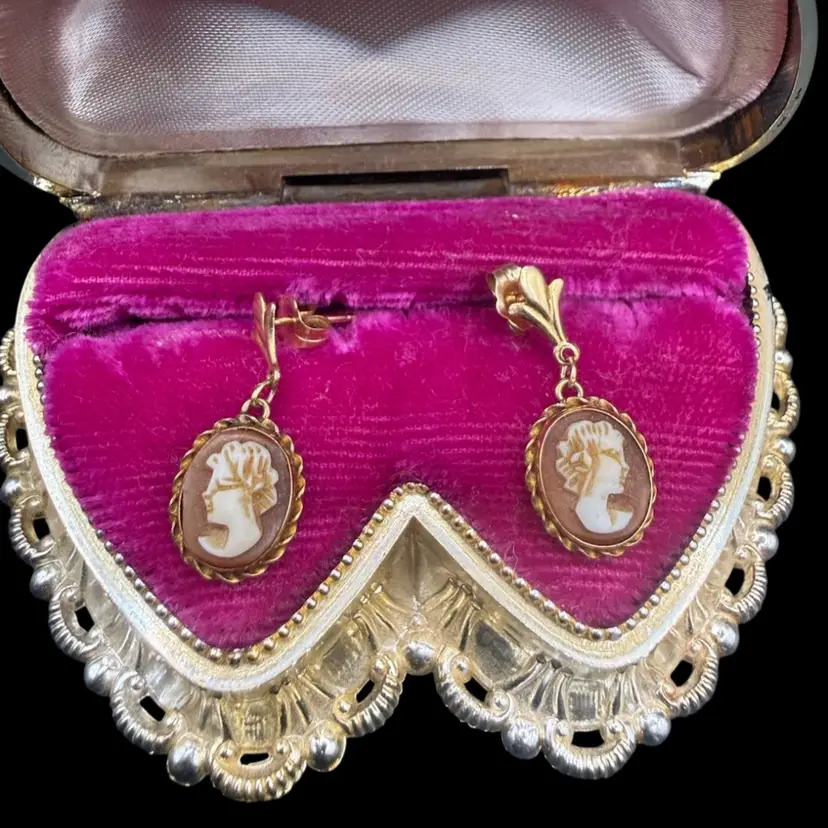 Vintage 14k Gold Hand Carved Shell Cameo Drop Earrings