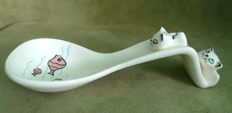 Vintage Cozy Kitten Spoon Rest & Recipe Holder | Kitschy Cute Kitties on the Hunt for Fish | Rare Dual Purpose Kitchen Tool | 1961 Holt Howard Made in Japan