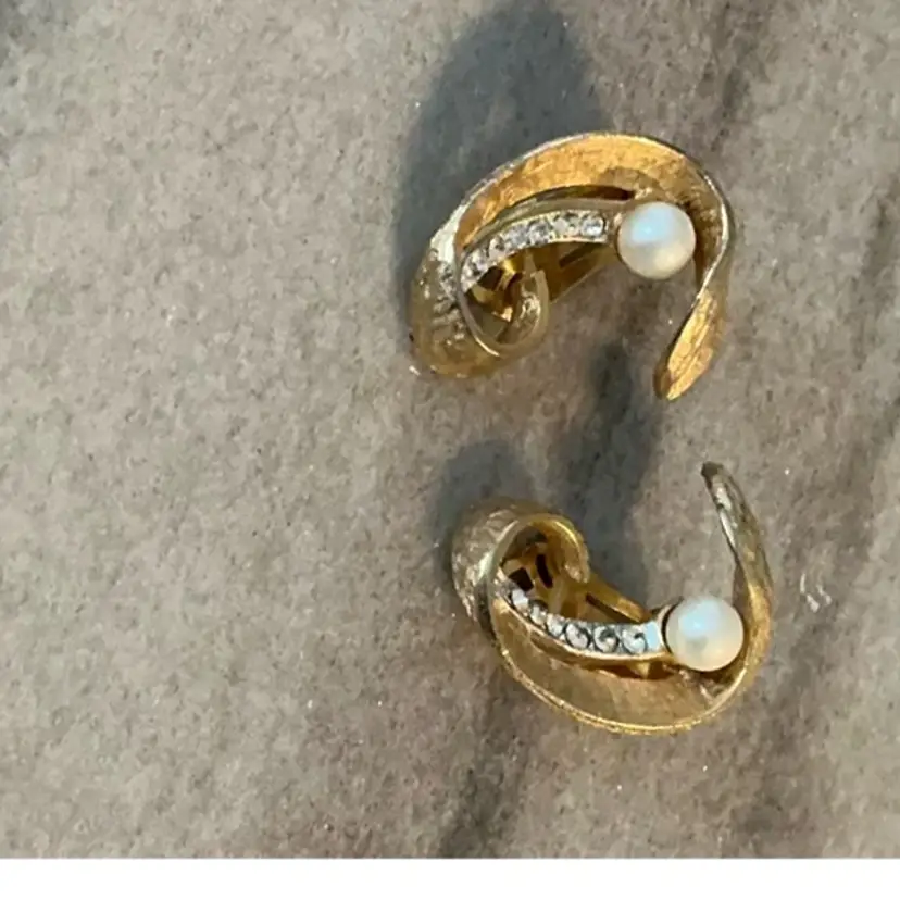 Vintage B.S.K, Steinberg-Kaslo Co., 1950โs, Gold Tone With Faux Pearl And Rhinestones, 1โ