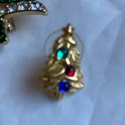 VINTAGE CHRISTMAS BROOCH OR PIN (MINI TREE BY MONET)