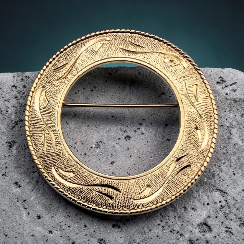 Vintage Coro Pegasus Gold Tone Open Etched Round Wreath Brooch Pin