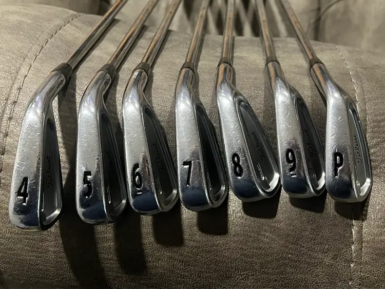 Titleist 710 CB Iron Set~ Pw-4~ Dynamic Gold S300 Shaft~ Golf Pride Midsize Grips