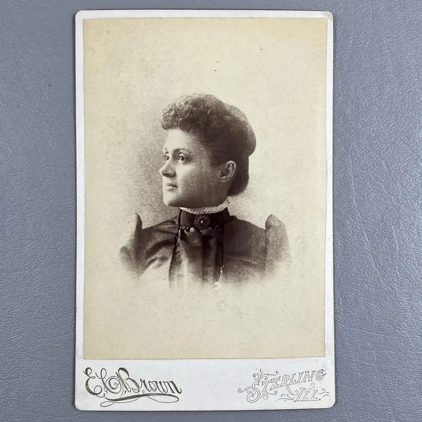 Antique Photo Portrait Cabinet Card Woman Brooch Sterling Ill. EC Brown Studio c.1890s Victorian