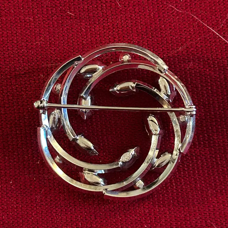 Round Silvertone & Rhinestone Brooch J416