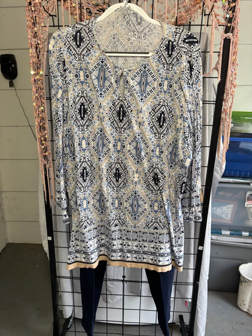 Ladies 2 piece like new bohemian print navy top & GAP SZ 16 Navy Pants