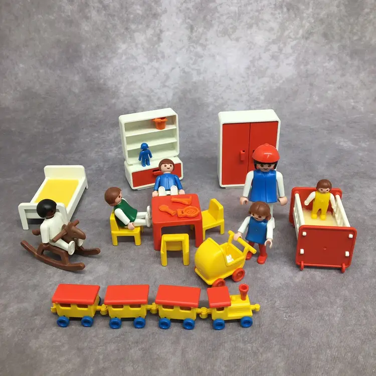 Playmobil 3290 Nursey / Daycare- Lady is missing her shirt collar.