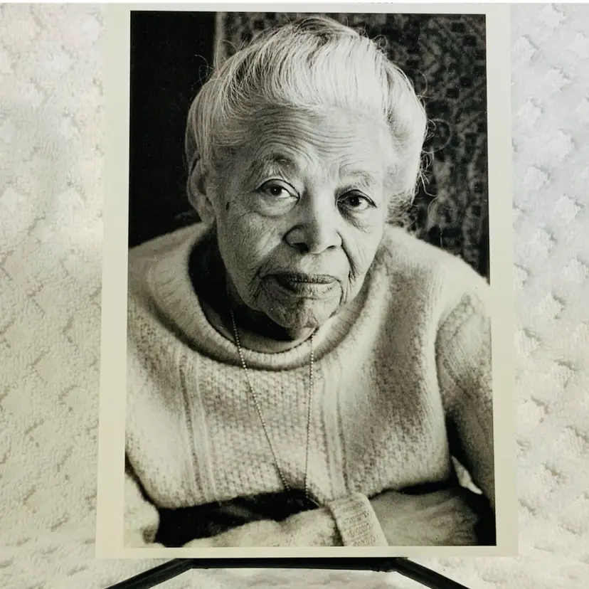 Black Writers
PHOTOGRAPHS BY JILL KREMENTZ
ANN PETRY, Old Saybrook, Conn., March 12, 1996
Ann Petry (b. 1908) grew up in Old Saybrook, Connecticut, where her family ran the local drugstore. In 1938 she moved to Harlem, attended Columbia University, and began writing fiction. Her first novel, The Street
(1946), was a stunning debut and is now regarded as an American classic.
Her later novels Country Places and The Narrows were set in New England, to which she returned in 1948.
© Jill Krementz
POMEGRANATE
