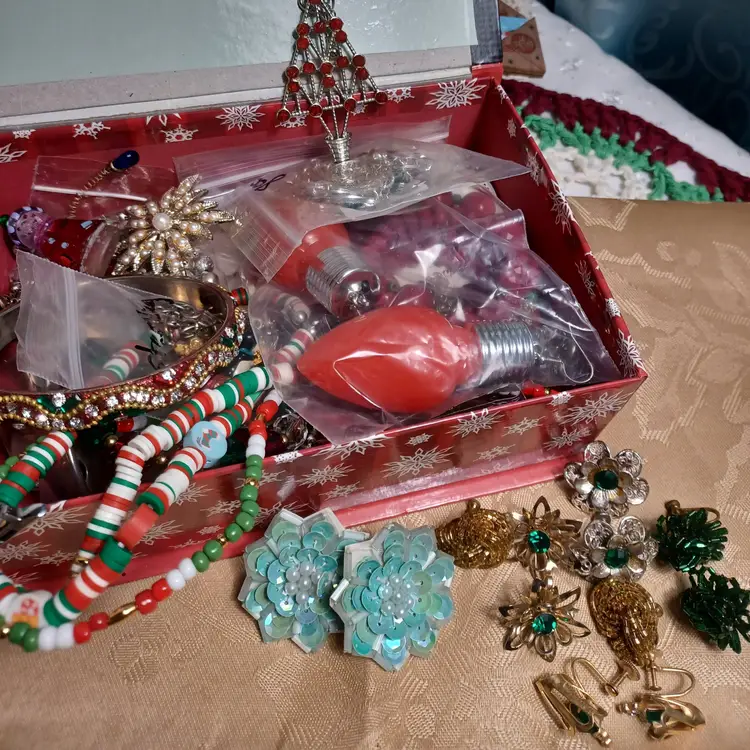 2 pound lot of Christmas jewelry vintage to modern
