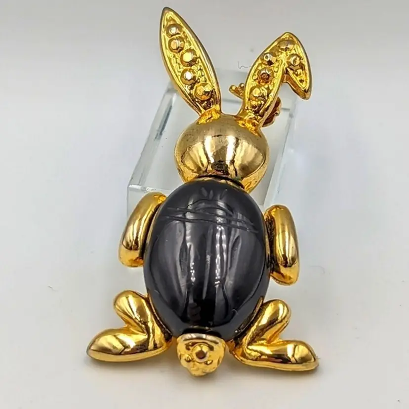 Vintage Gold Plated Egyptian Revival Carved Gemstone/Glass Scarab Rabbit Brooch