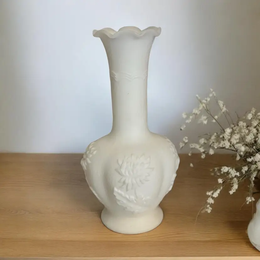 Vintage Imperial Milk Glass Chrysanthemum Bud Vase. Retro MCM Excellent Condition