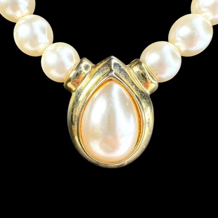 Vintage NAPIER Signed Faux Pearl Necklace with Graduated Pearls & Teardrop Pendant. Gold-tone Metal.
