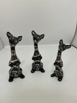 Rare Black-And-White Glaze Red Clay Talavera Mexico, Pottery Set Of Three Kangaroos Sitting Upright