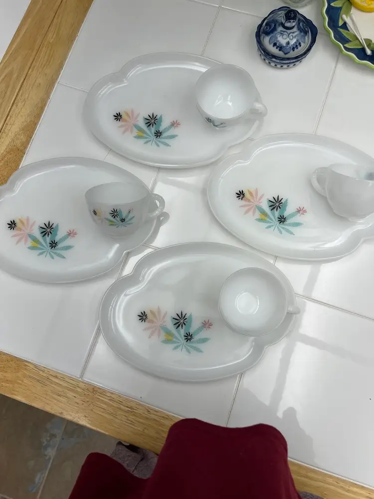 Set of 4 beautiful atomic set of snack plates and tea cups!!