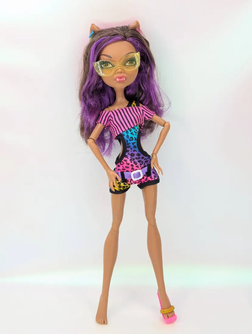Monster High Clawdeen Wolf Gloom Beach Doll Mattel 2010 original outfit Earrings Glasses hands and one shoe