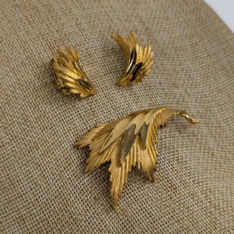 Vintage Alan J Autumn Fall Leaf Brooch and Clip On Earrings Textured Gold Tone