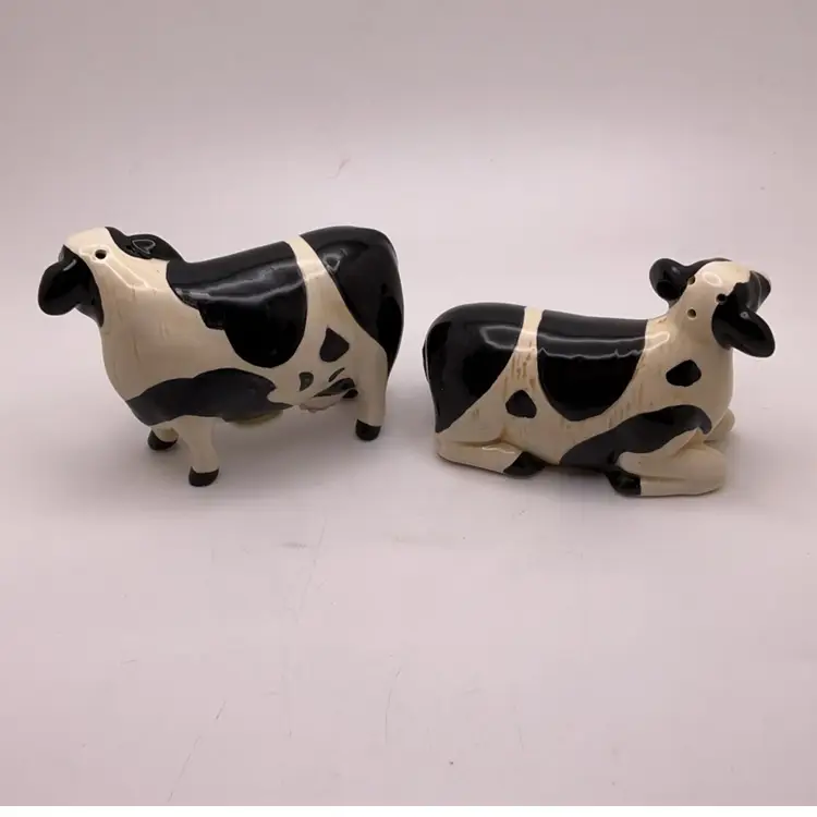 POW2 VTG Otagiri Salt & Pepper Shakers Cows 3.5” x 2.5” Elizabeth King Brownd