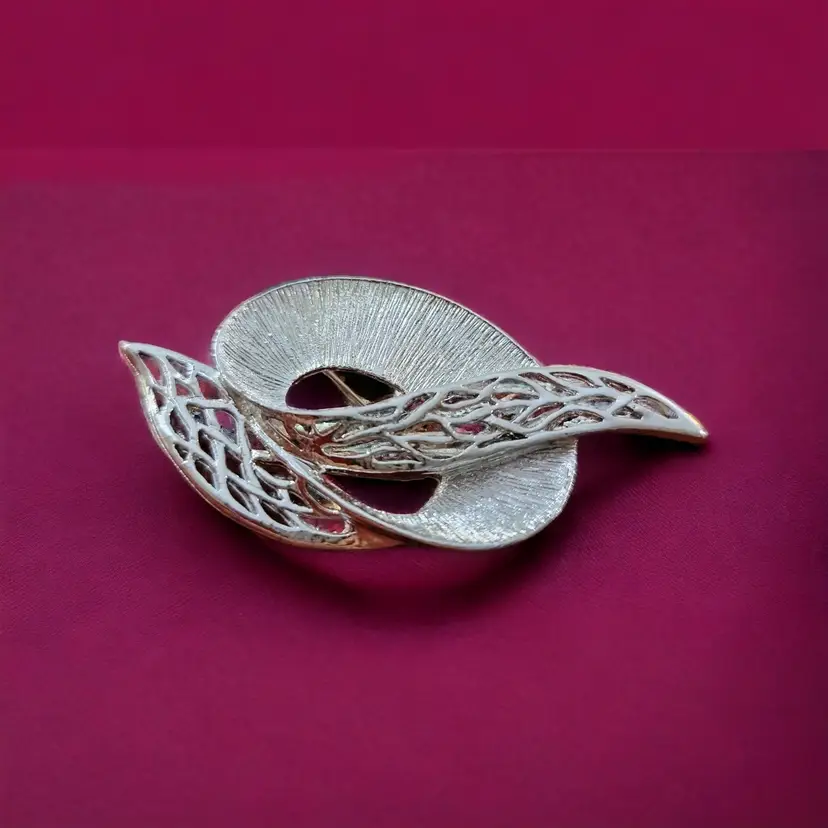 Vintage Brooch Celebrity Mid Century Modern
Abstract Silver Tone Statement Signed