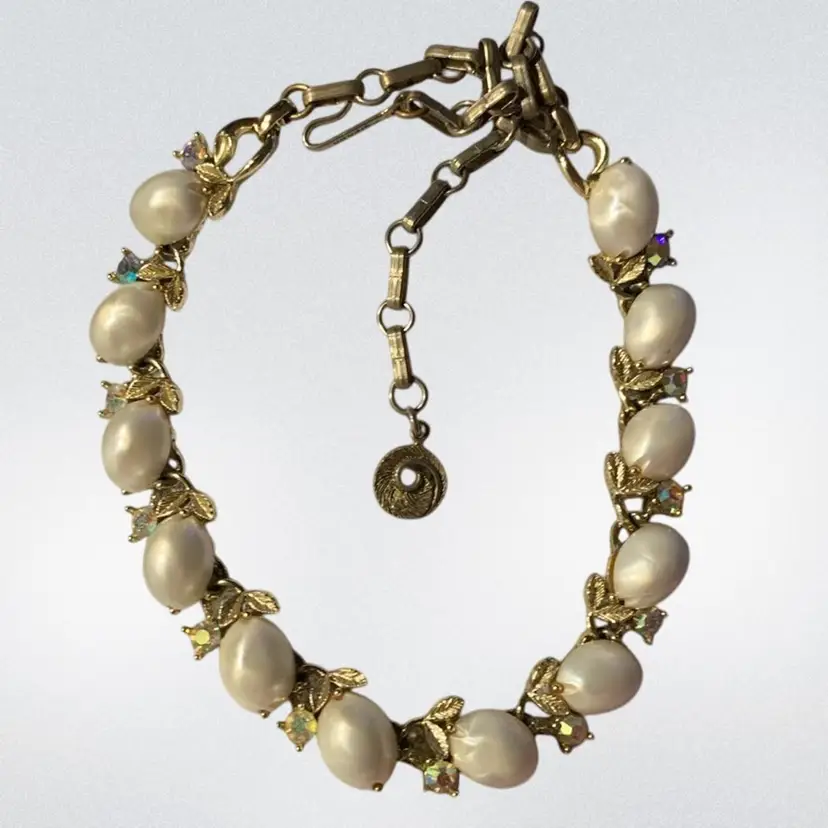 Lisner Silver Tone  Thermoset Faux Pearl Bead Link  Necklace. Each Link Has A Textured Leaf, Faux Pearl And Ab Rhinestones