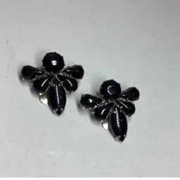 Weiss Black V-Shaped Clipon Earrings 3/4”