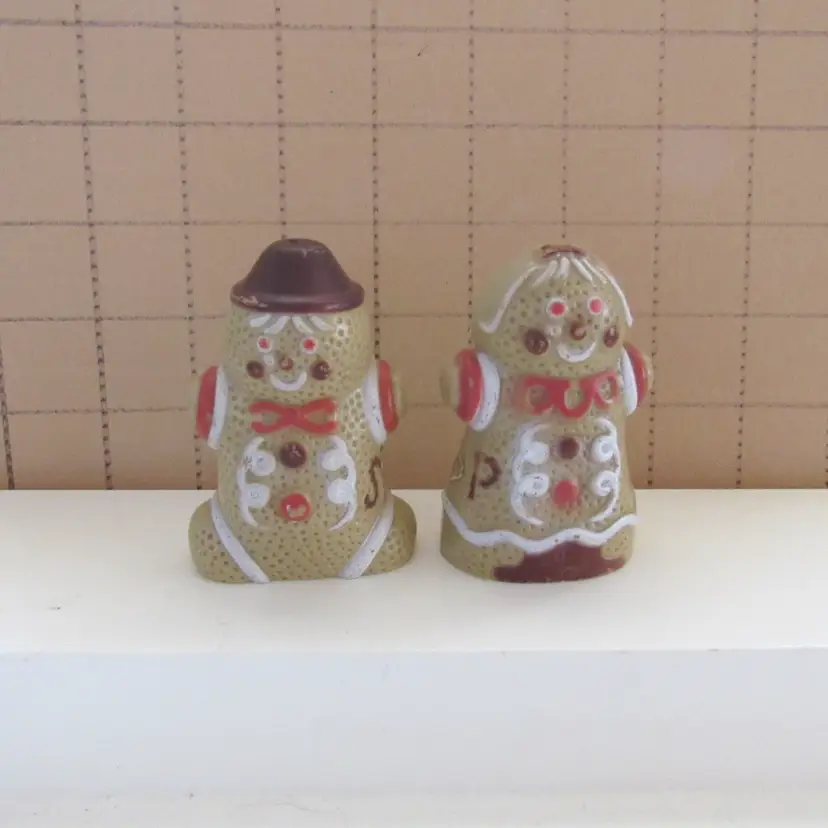 VTG Plastic Gingerbreadmen Salt & Pepper Shaker Set