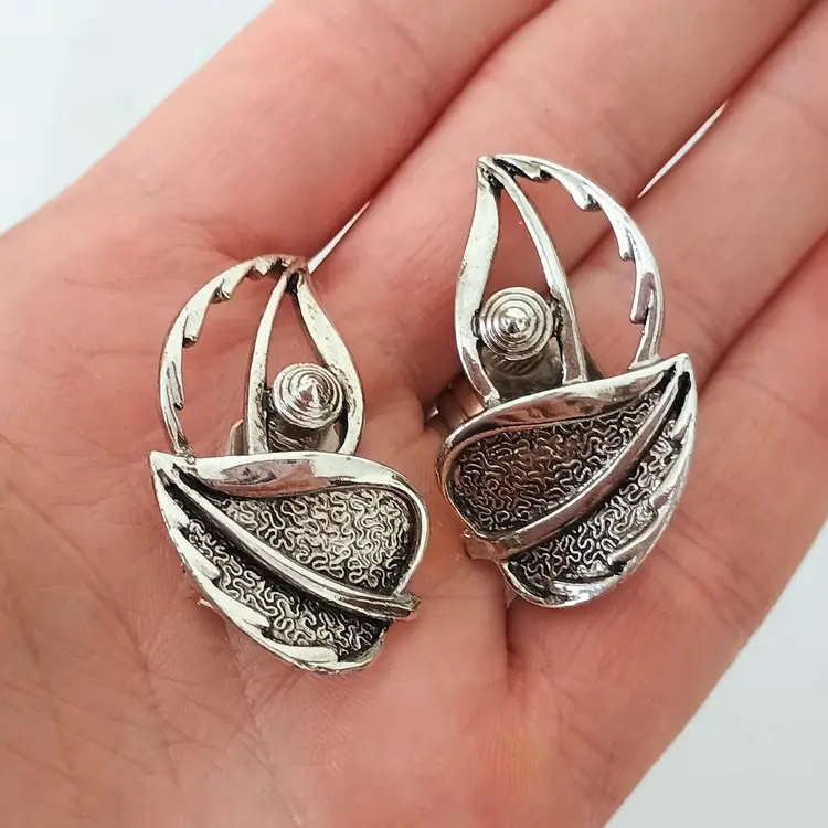 Vintage SAC Sarah Coventry Wind Song Leaf Link Clip On Earrings Silvertone
