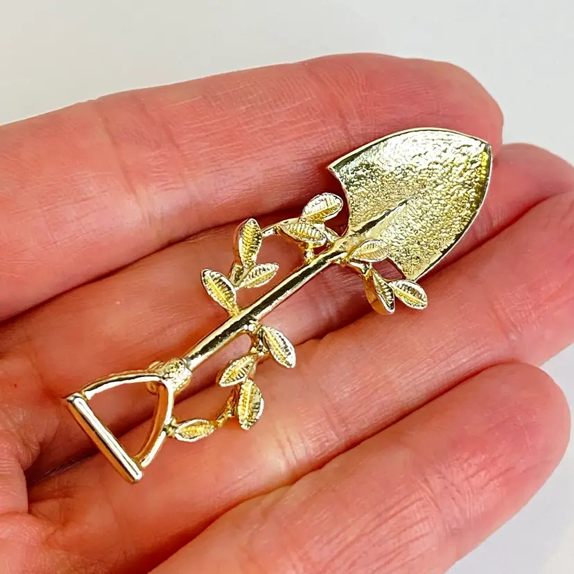#02 Vintage Sarah Coventry Gold Tone Shovel Brooch Leaf Vine Design 2.25"