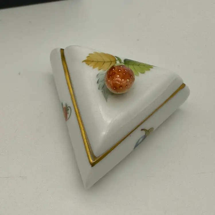Herend Hungary Fruits 6113 Strawberry Finial Triangle Trinket Box 2001 Guild