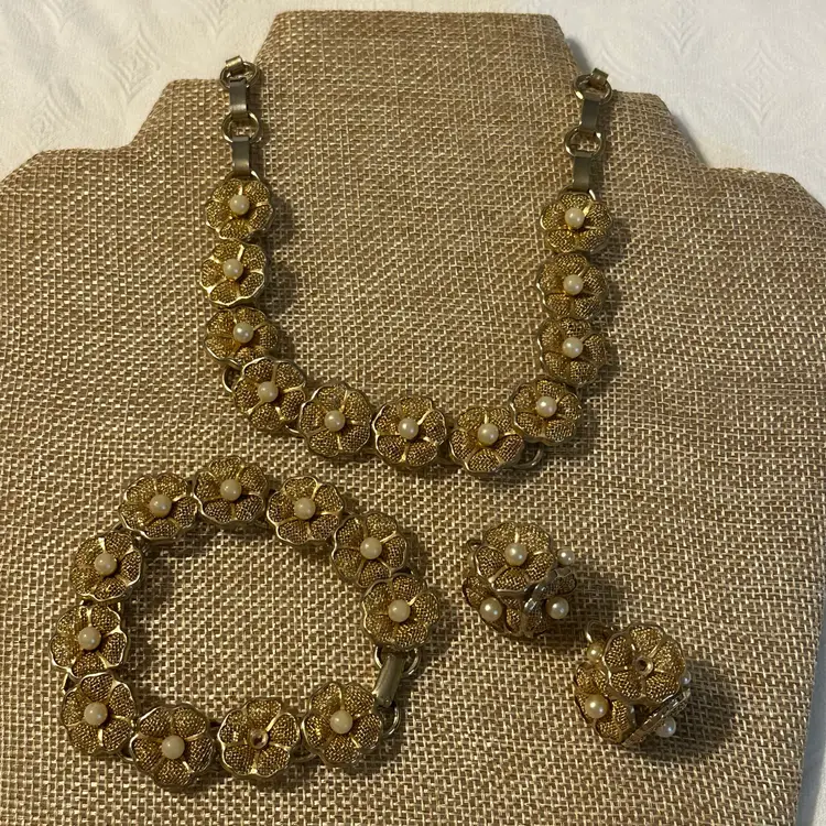 Vintage Gold Tone Three Piece Daisy Necklace Clip Earring Bracelet Set