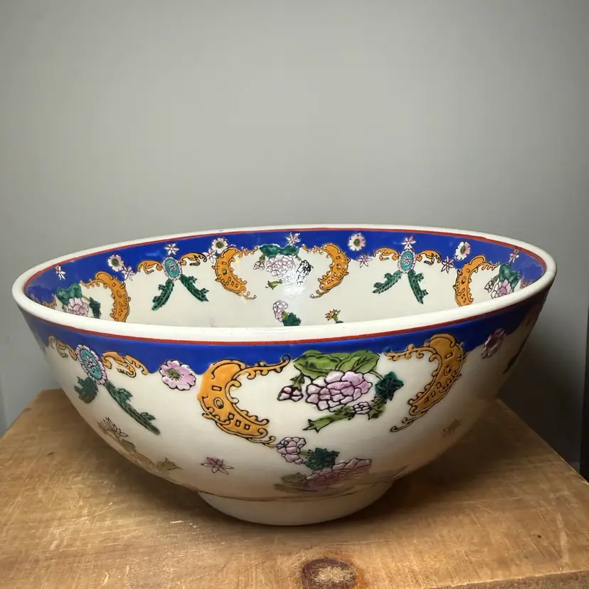 China I Famille Rose Porcelain Floral Serving Bowl
