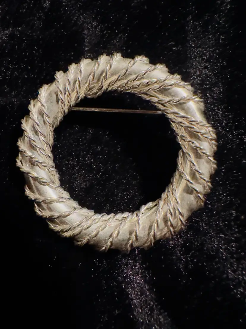 #1657 Brooch, Braided, Wire Circle Silver Tone Brooch Pin Twisted Rope Style Pin 1.5”
