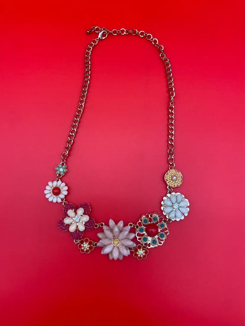 Unmarked Women's Gold-Tone Vibrant Flower Themed Necklace - Adjustable