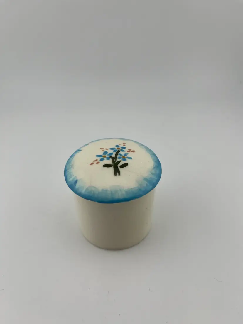 Hobbiest porcelain (?) trinket box