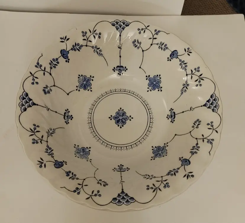 Myott Finlandia Fine Staffordshire Ware. Serving bowl. 8.5 inch diameter. Ware, England. 1982.  No condition issues.