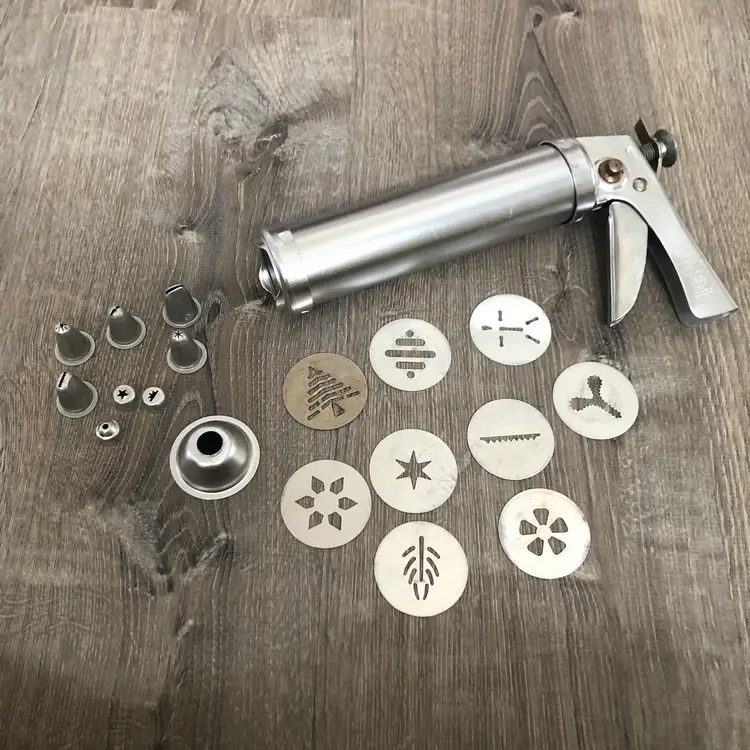Vintage Wear-Ever Cookie Gun Model 3365 With 9 Cookie Discs & 3 Decorating Tips