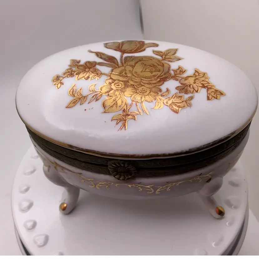 MANIC VTG Footed Trinket Dish with Hinged Lid Gold Floral Accent 3.5" x 2.25"