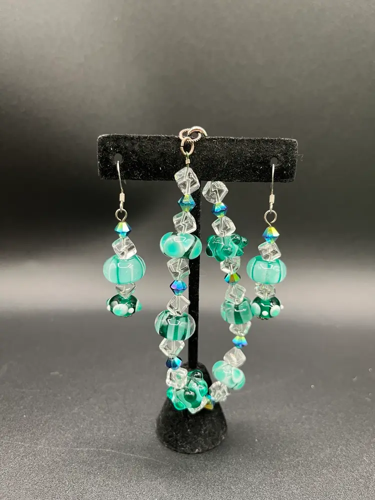 #29 Stunning Seafoam Green Art Glass Beaded Bracelet & Dangle Silver Tone Metal Earring Set 🌊