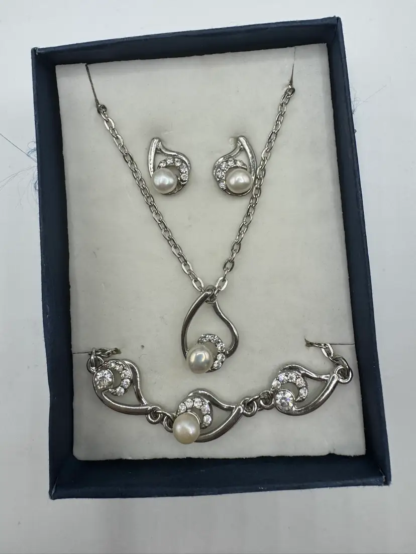 Silver Tone Genuine Pearl And Rhinestone Necklace, Bracelet & Earring Set NOS