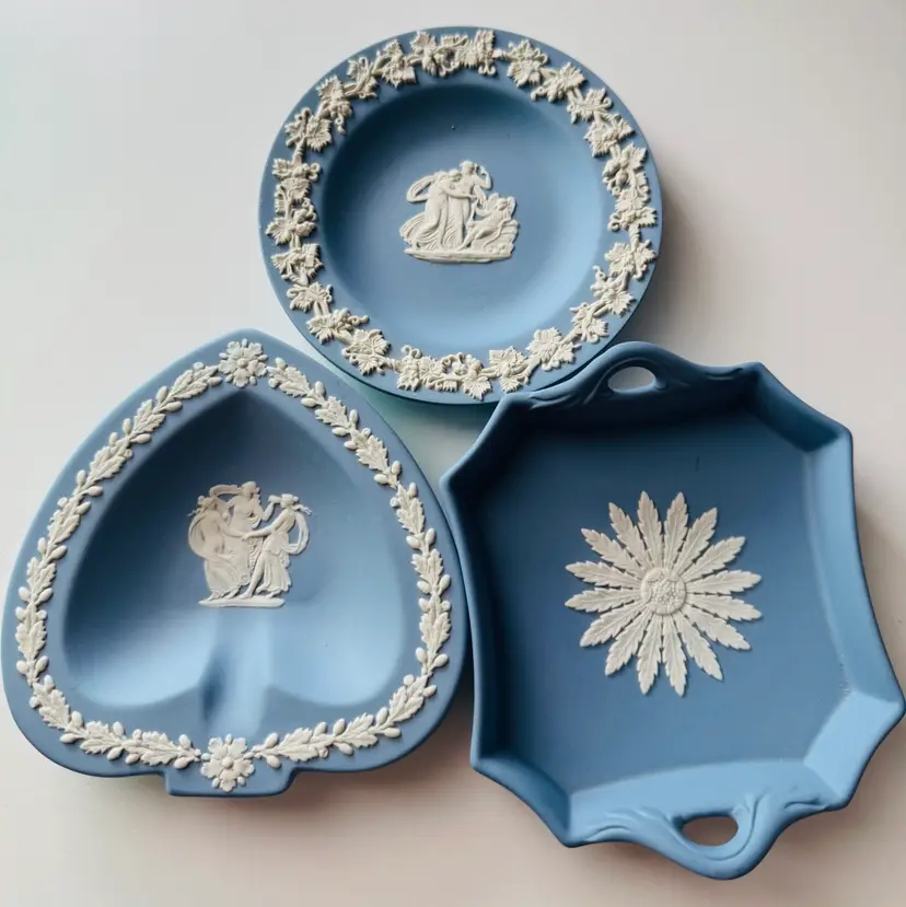 Vintage WEDGWOOD Trinket Dishes - Set Of 3
Traditional White On Blue Jasperware