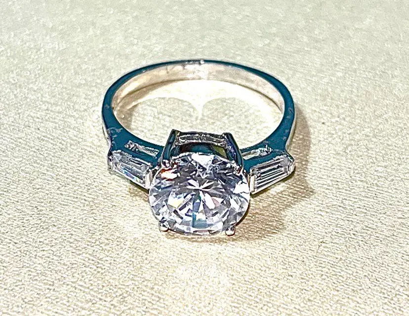 Vintage Sterling 925 CZ Signed LL Ring. Size 8.75
