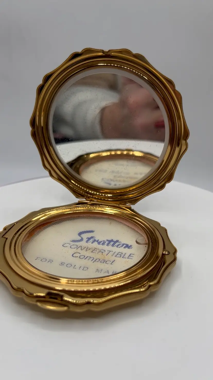 VINTAGE STRATTON COMPACT WITH RED FLOWERS