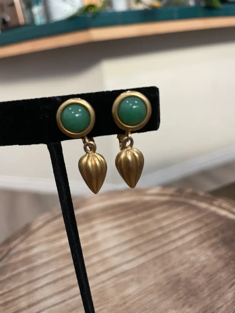 Avon Gold Tone With Green Cabochon Beads Clip On Earrings 