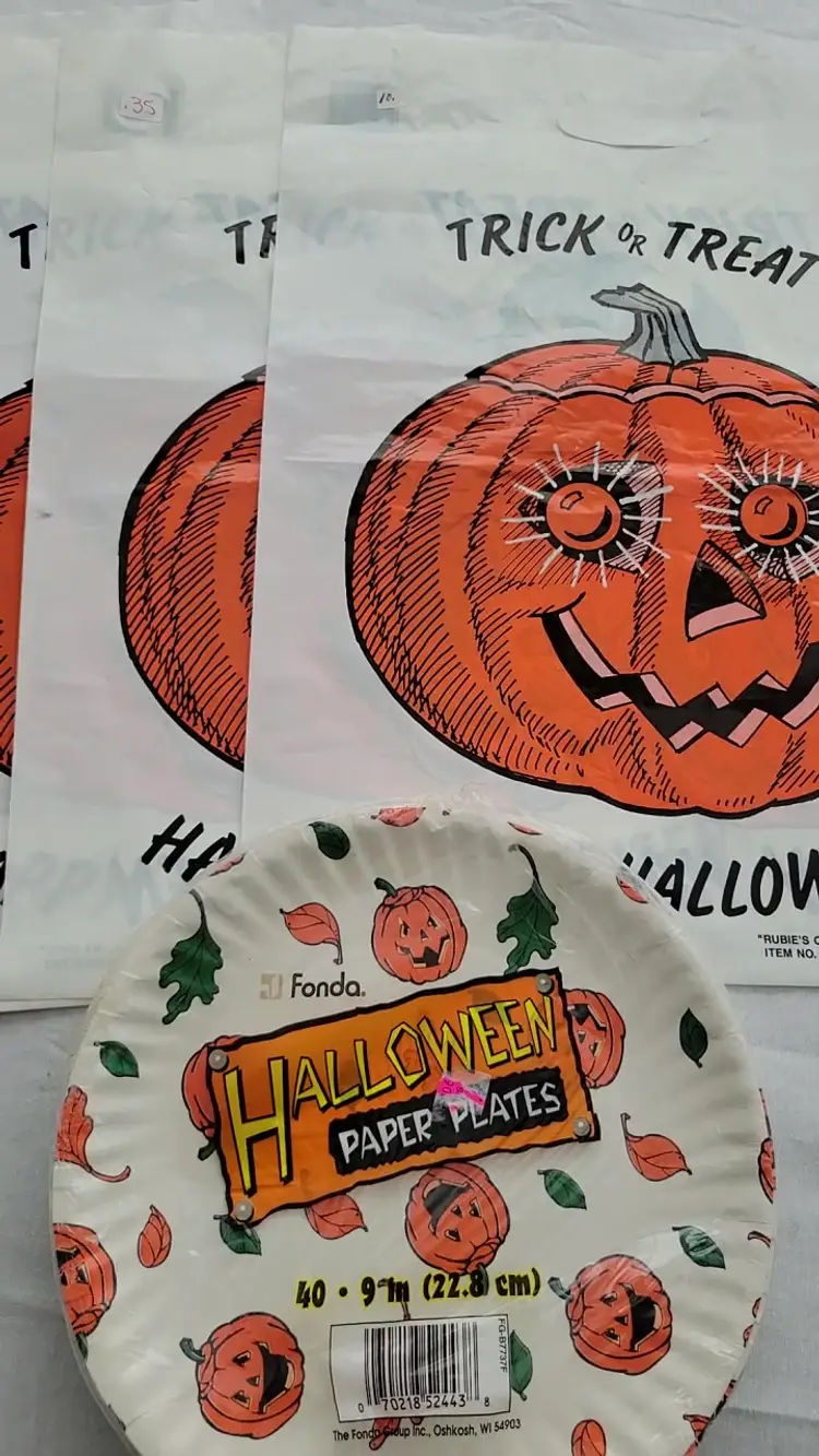 VTG Lot Halloween Trick Or Treat Bags Paper Plates NOS (B59)