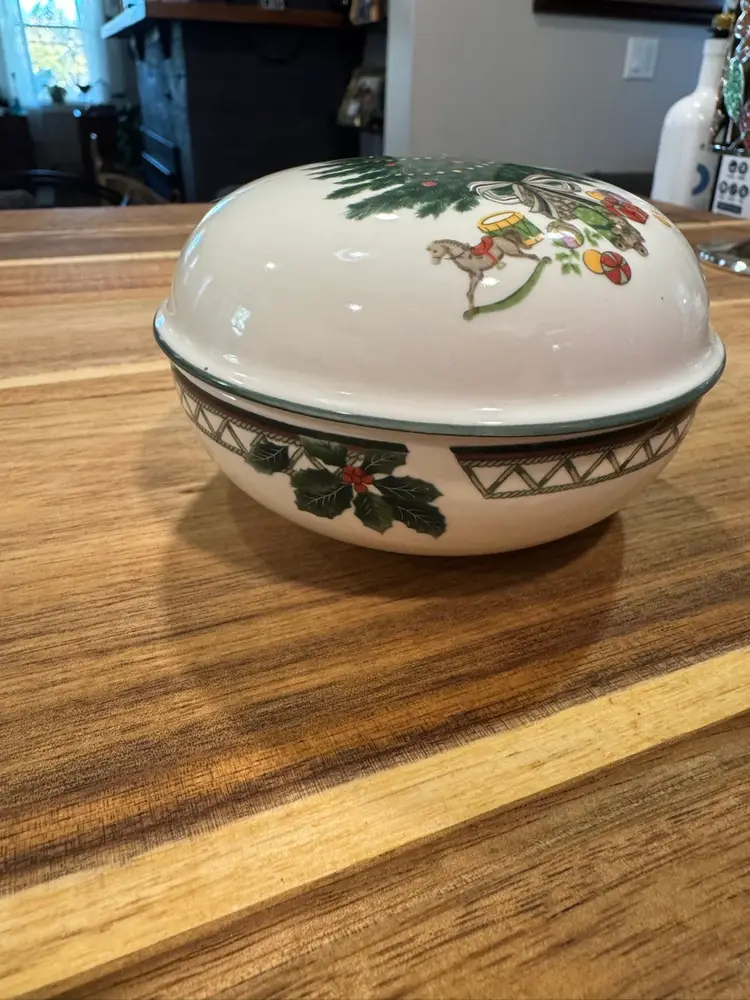 Mikasa Heritage Christmas Story Round Covered Trinket Box