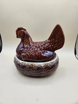 HULL USA Large Brown Drip CHICKEN HEN ON NEST, CHIPPED, Bake & Serve 8.5"H X 7.5W