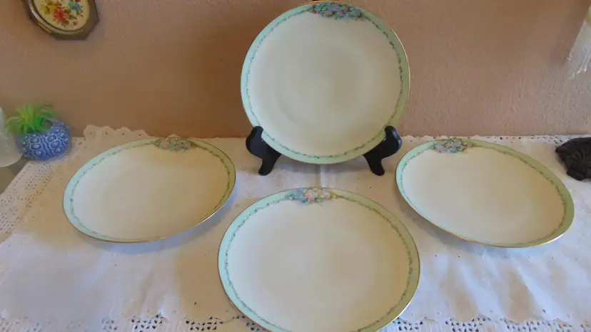 Beautiful Pre-Owned Set of 4 small Hand painted Bavarian plates