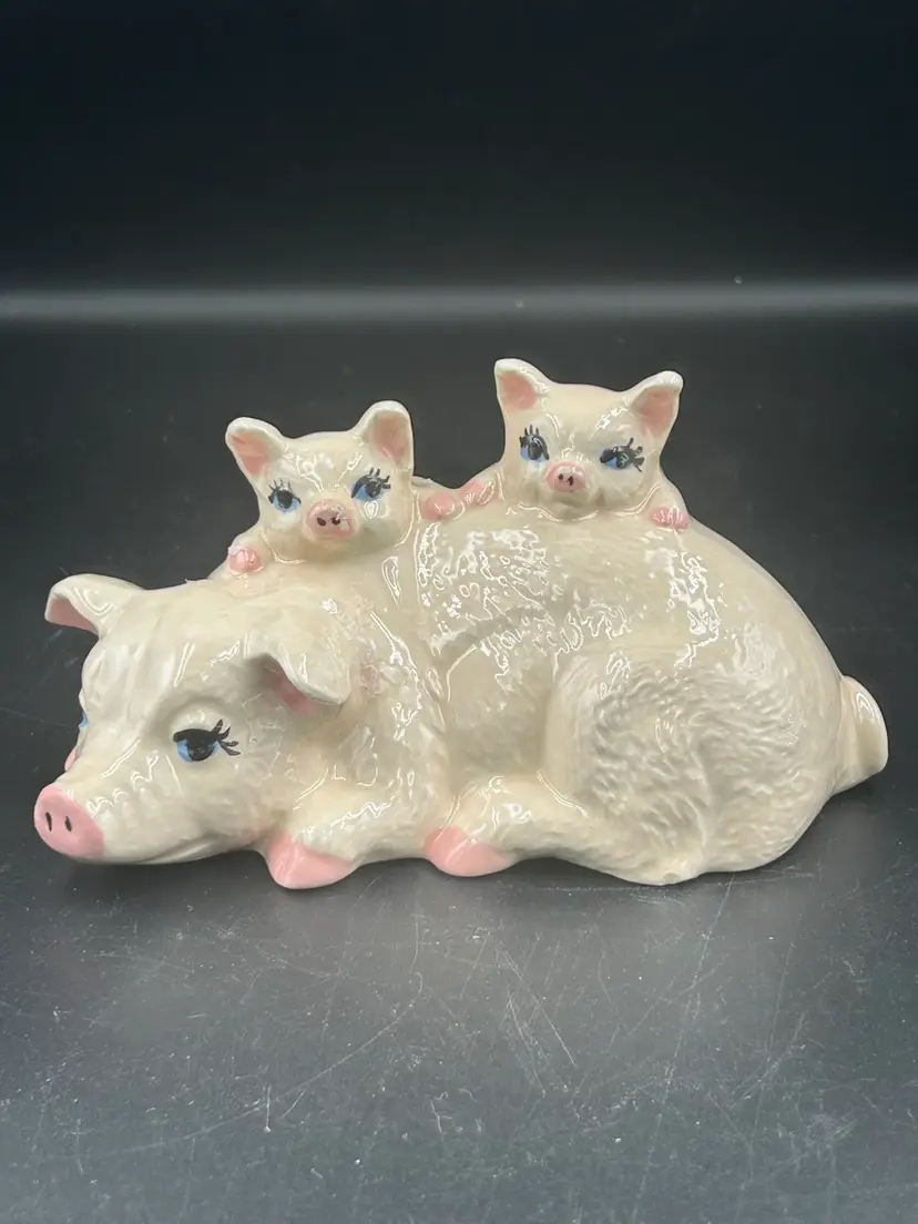 Vintage Ceramic Mother Pig With Piglets Figurine.