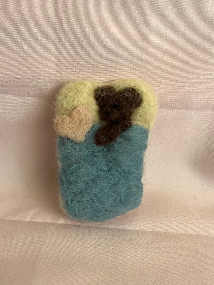 Needlefelted bear in bed