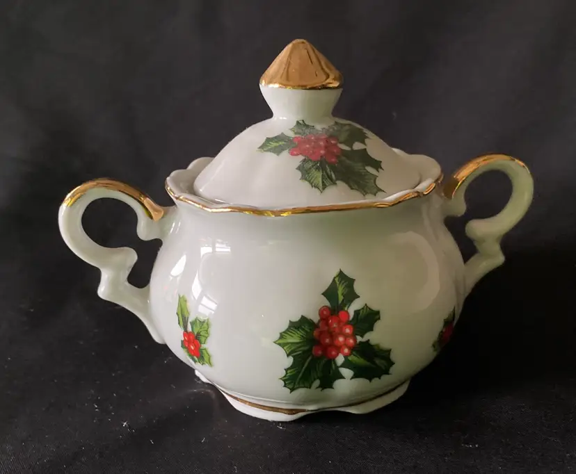 Beautiful Vintage Lefton Sugar Bowl with Lid Holly Pattern 7949 EUC
