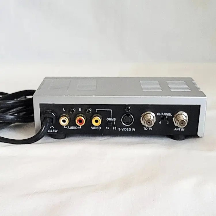 Dynex WS-007 RF Modulator - RCA S-Video to Coaxial Converter